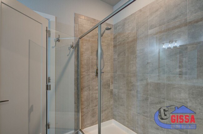 Building Photo - Beautiful, modern townhouse with primary b...