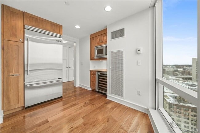 Building Photo - 5 Renaissance Square