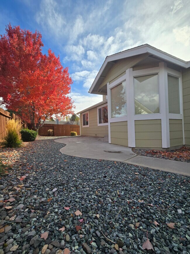 Building Photo - 1749 Bougainvillea Dr