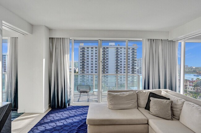 Building Photo - 3101 Bayshore Dr