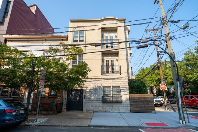 Building Photo - 133 Brunswick St