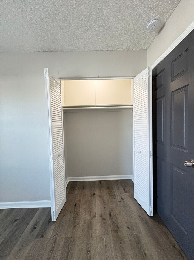 Building Photo - Bellagio West Living I