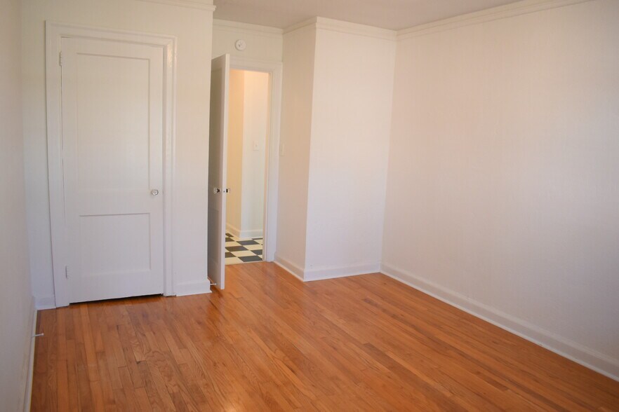 Building Photo - 2940 Oleander Dr