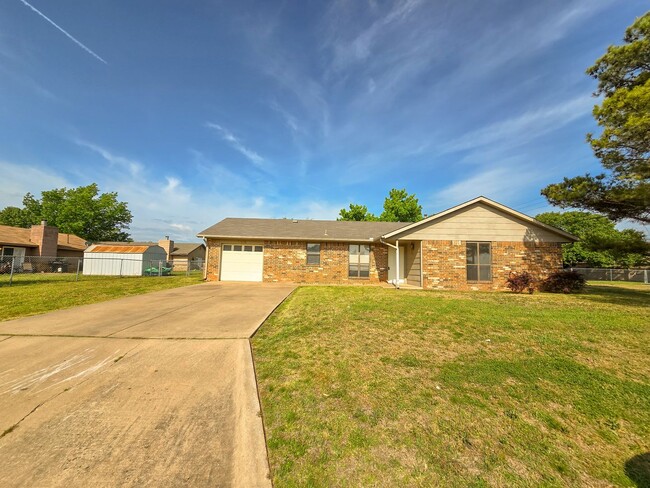 Building Photo - 3 Bedroom 2 Bath Home In Shawnee