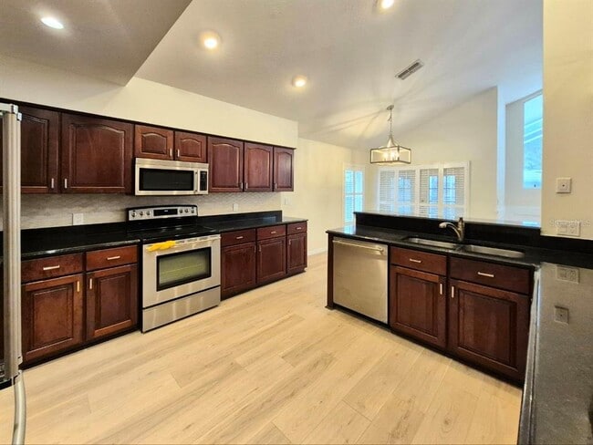 Building Photo - 2214 Green Oaks Ln