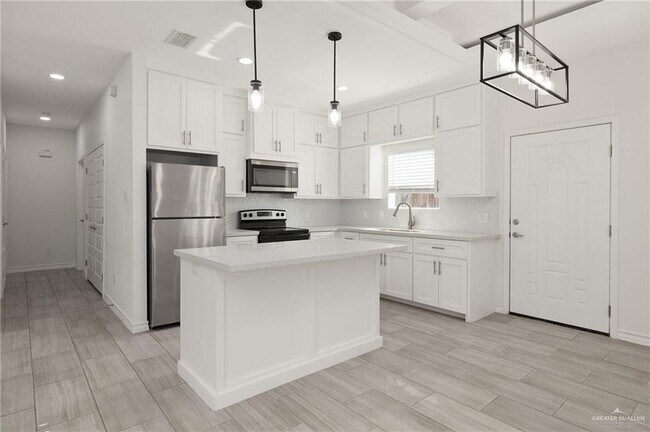 Building Photo - 913 W Kohala Ave