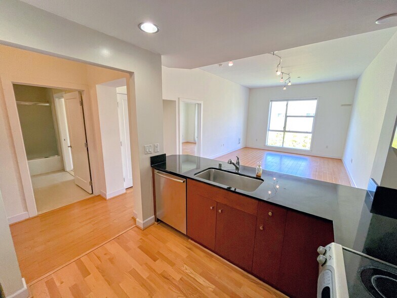 Building Photo - 585 9th St