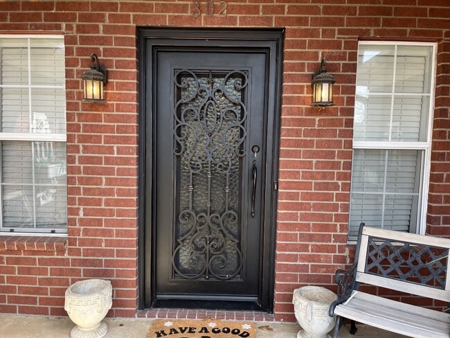 Building Photo - 302 Red Oak Ln