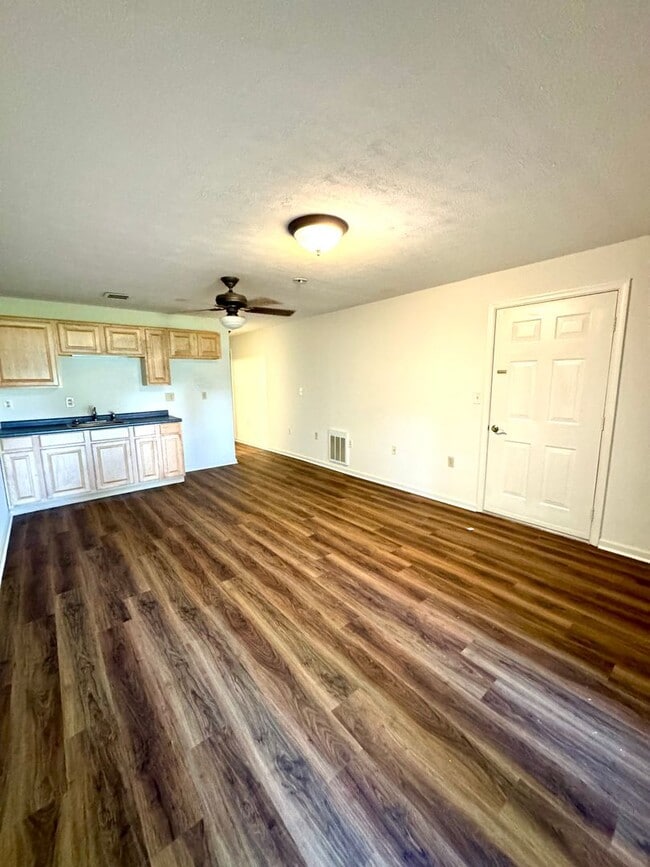 Building Photo - Duplex with Basement Garage for Rent