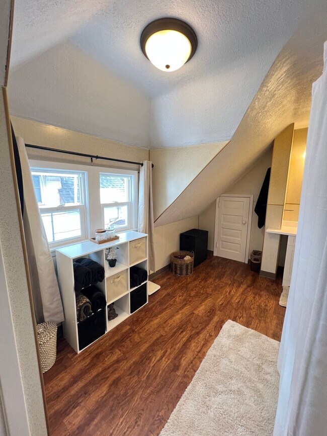 Building Photo - AVAILABLE AUGUST 1 - Spacious 3+ Bedroom Home