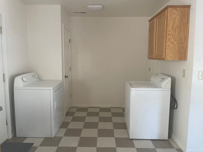 Building Photo - 3 Bedroom 2.5 bath rental Available