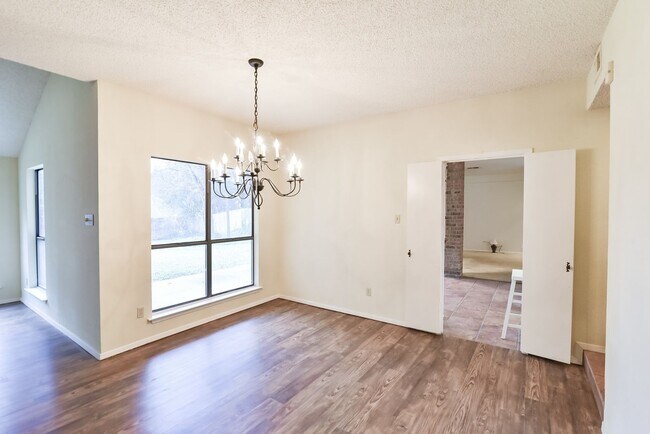 Building Photo - Luxury Living on Lake Arlington