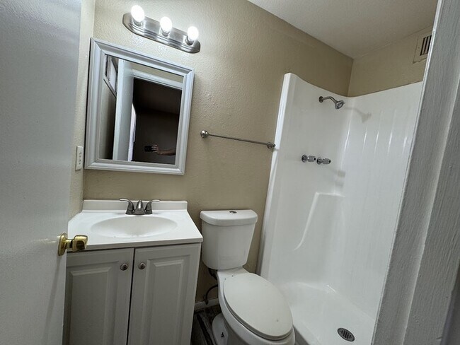 Building Photo - Remodeled Peoria 3br