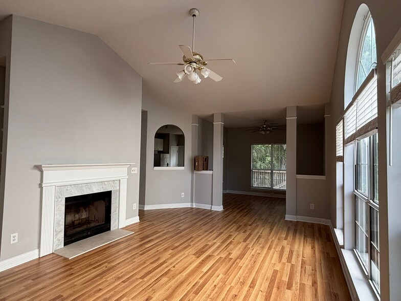 Building Photo - 1715 Crystal Lake Dr