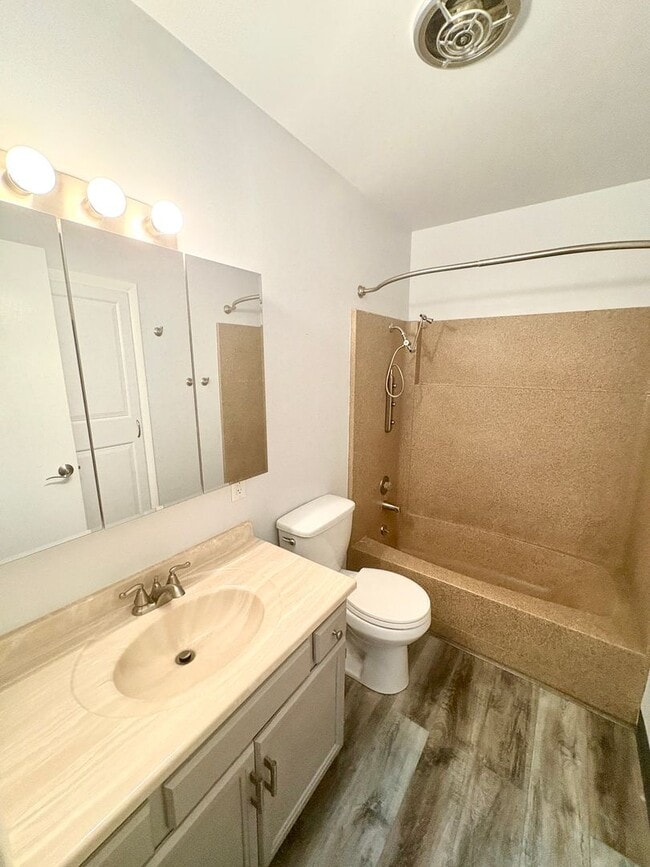 Building Photo - 2 bedroom 2 bath condo