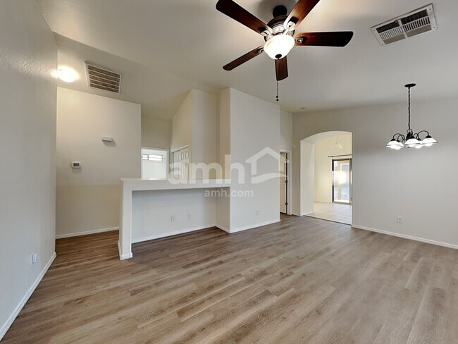 Building Photo - 1651 W Quick Draw Way