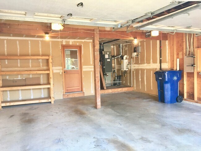 Building Photo - Beautiful 4 Bedroom near Microsoft Availab...