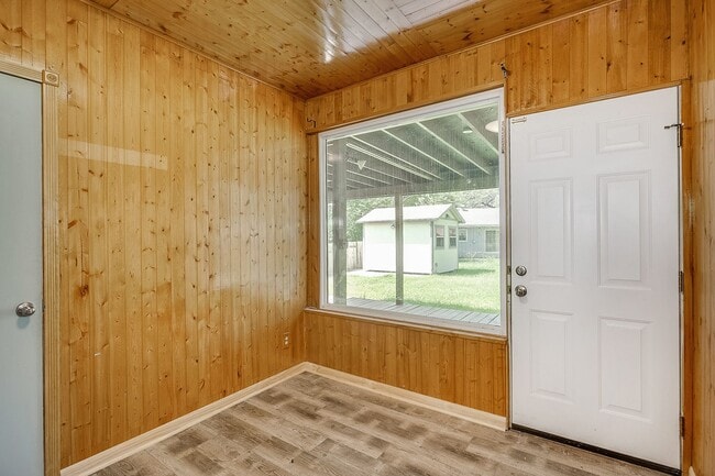 Building Photo - 545 Riverview Ave