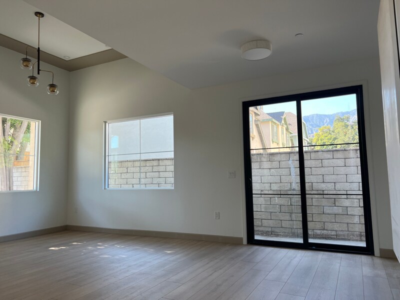 Building Photo - 919 Wildrose Ave