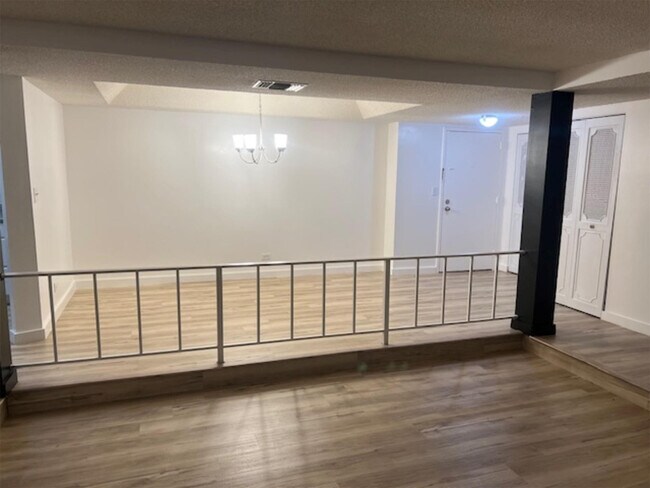 Building Photo - 3720 Inverrary Dr