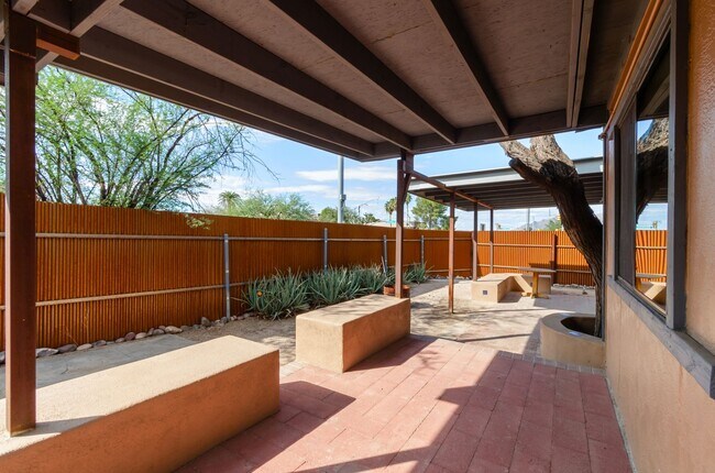 Building Photo - 1030 N Tucson Blvd