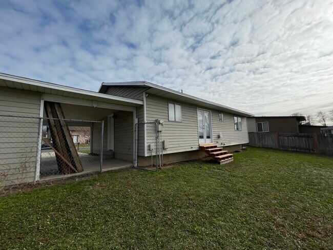 Building Photo - 781 N 950 W St