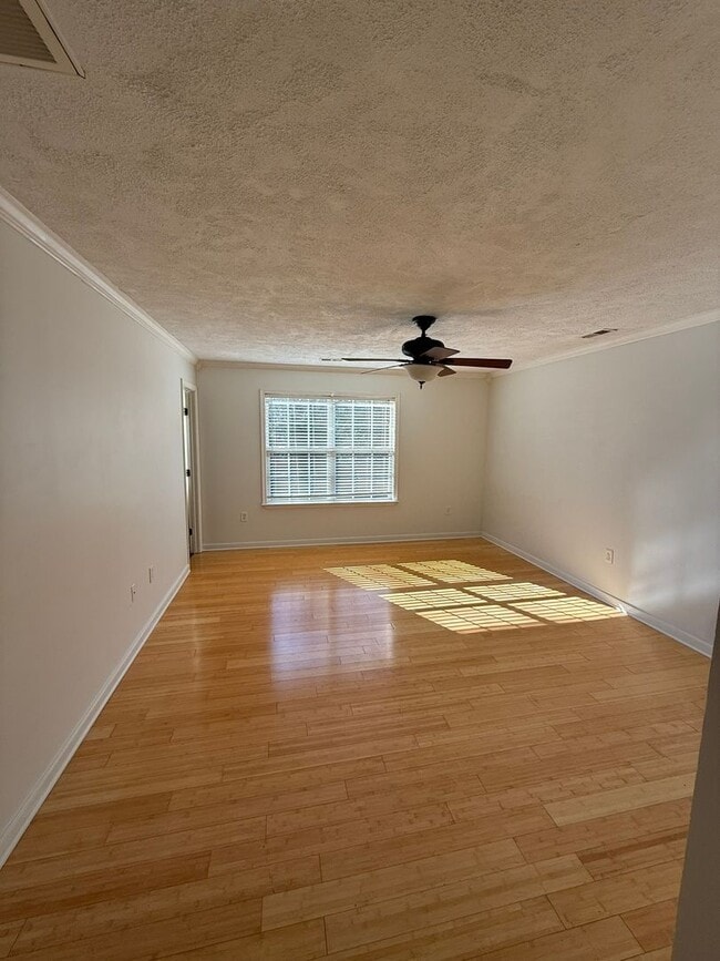 Building Photo - 3-bedroom 3.5 bath townhouse