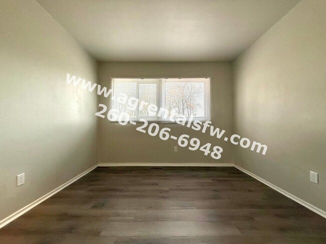 Building Photo - 3 Bedroom