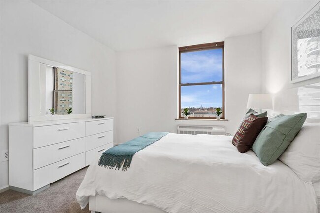 Building Photo - 330 River St