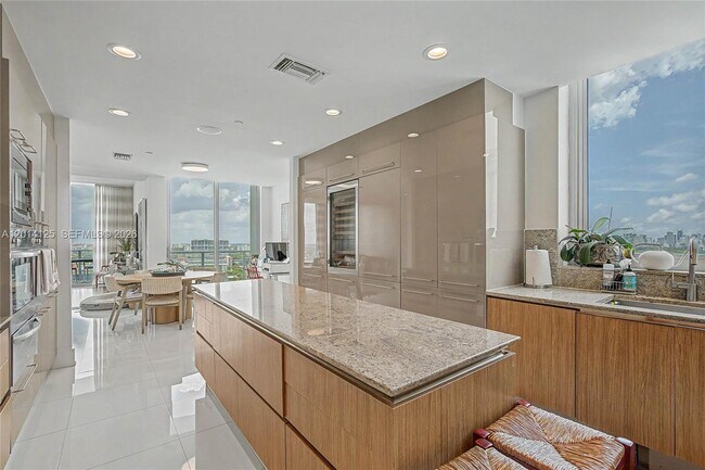 Building Photo - 2627 S Bayshore Dr