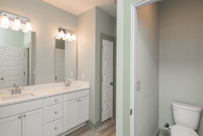 Building Photo - 1938 Westhill Dr