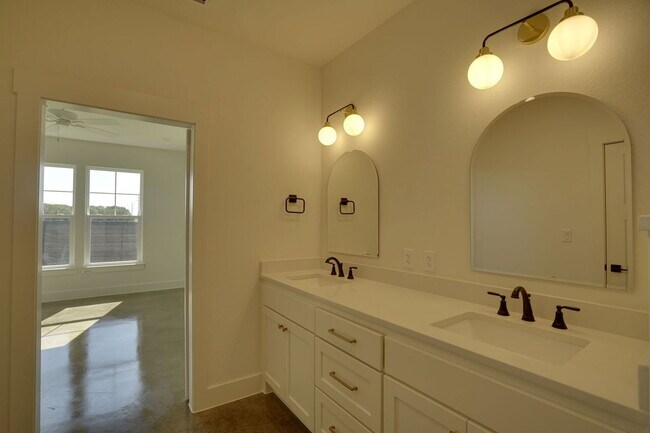 Building Photo - 302 Red Bird Ln