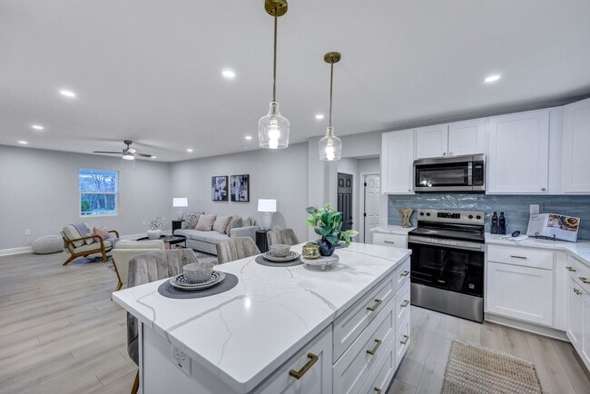 Building Photo - 828 Longbranch Dr