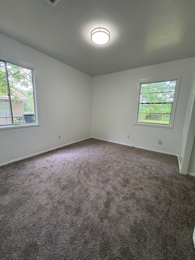 Building Photo - Amazing 3 bedroom/1 bath home with huge kitchen & Central Air/heat