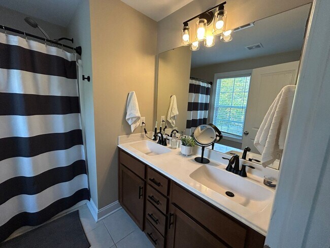 Building Photo - Enjoy private living in this beautiful 3 b...