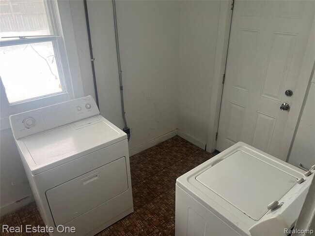 Building Photo - 21410 Roosevelt Ave