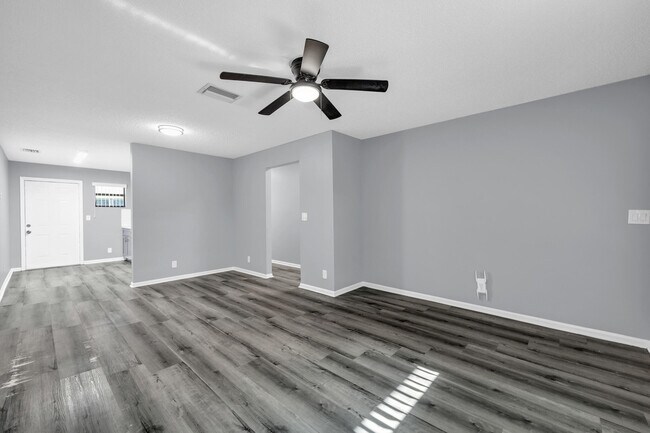 Building Photo - 1565 W 28th St