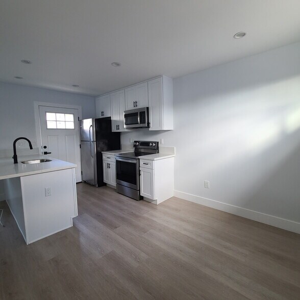 Building Photo - 8151 Hazeltine Ave