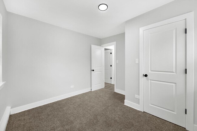 Building Photo - 2050 E 72nd Pl