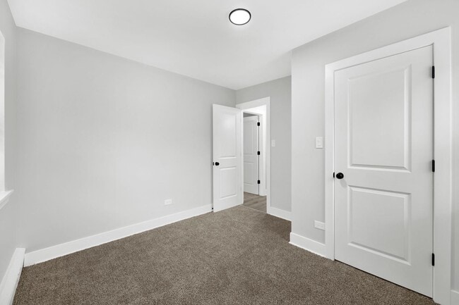 Building Photo - 2050 E 72nd Place
