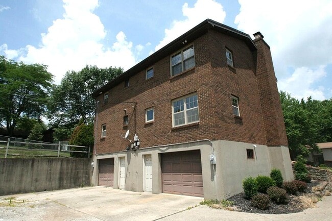 Building Photo - 1847 Fort Henry Dr