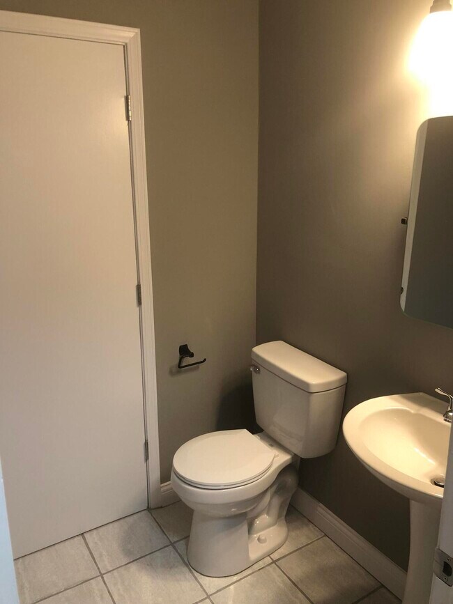 Building Photo - 3900 Sundart Dr