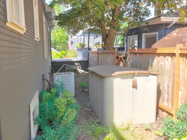 Building Photo - Vernon Craftsman Nestled into a Rare Dead-...