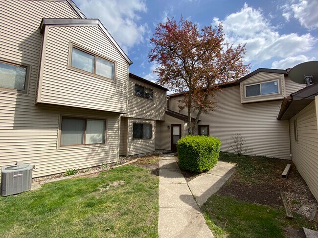 Building Photo - 1602 Lyndhurst W Dr
