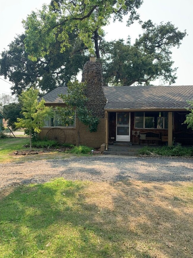 Building Photo - Butte Valley 3 bed 2 bath home, Privacy, n...