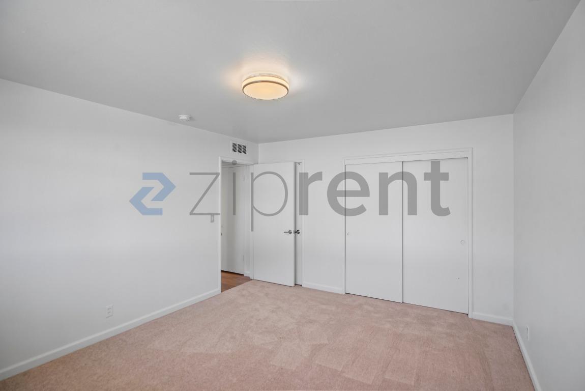 Building Photo - 138 Village Ct