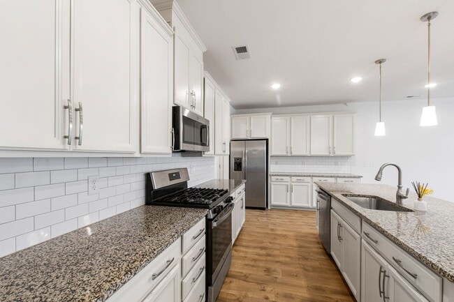 Building Photo - Beautifully Appointed Townhome in Prime Ho...
