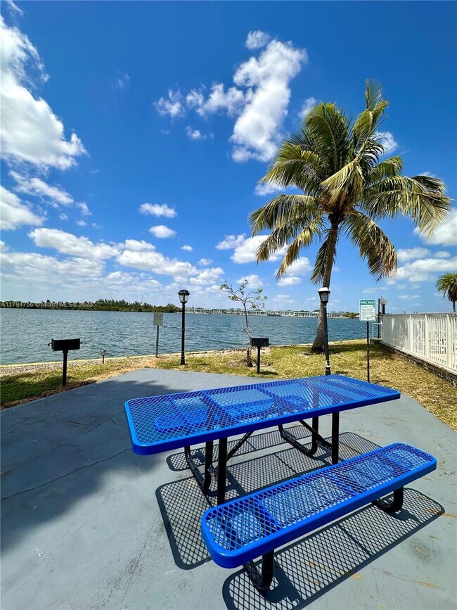 Building Photo - 1175 NE Miami Gardens Dr