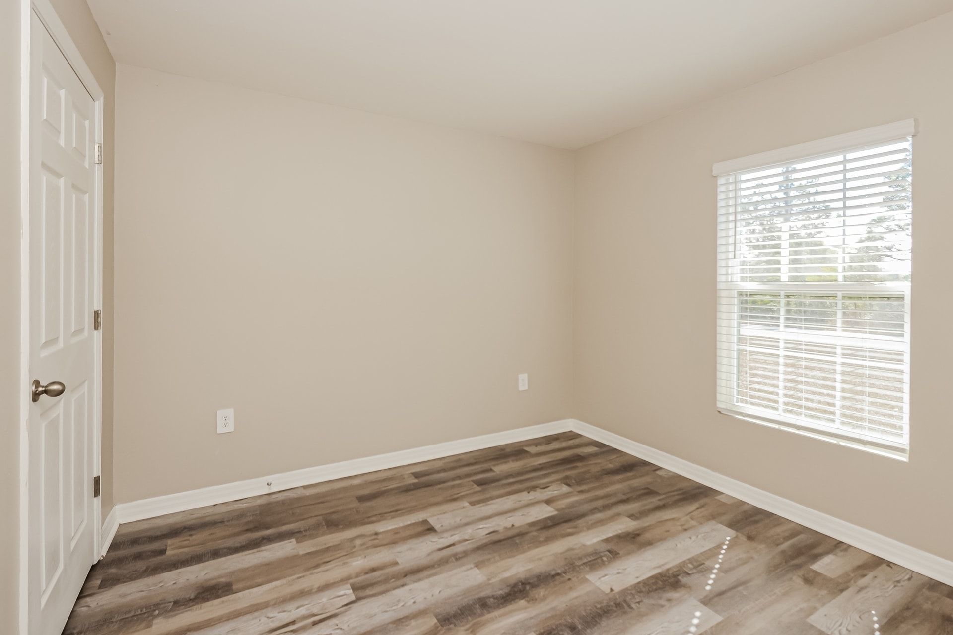 Building Photo - 548 Woodview Dr