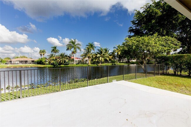 Building Photo - 16641 Royal Poinciana Dr